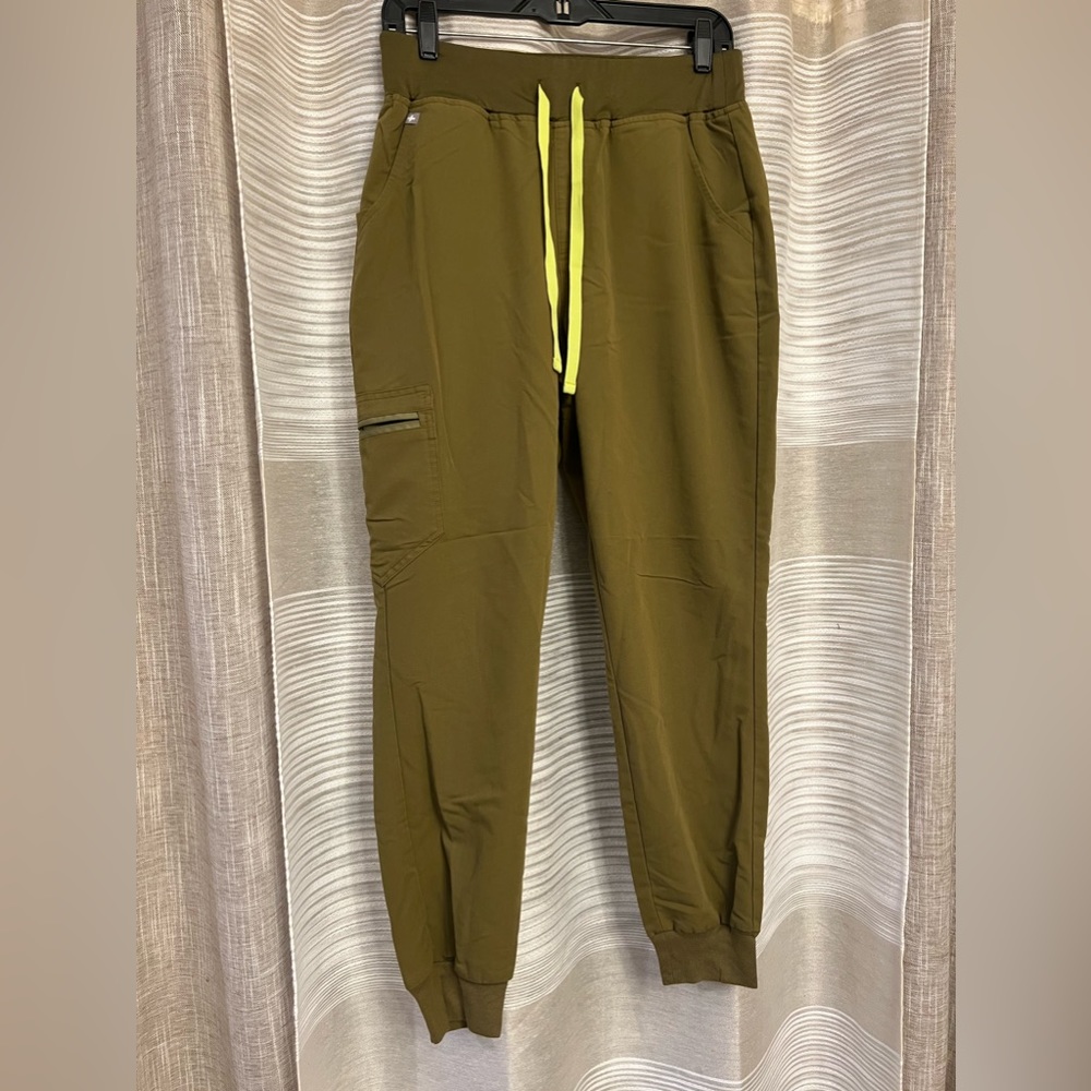 Figs scrubs- joggers, color martini olive